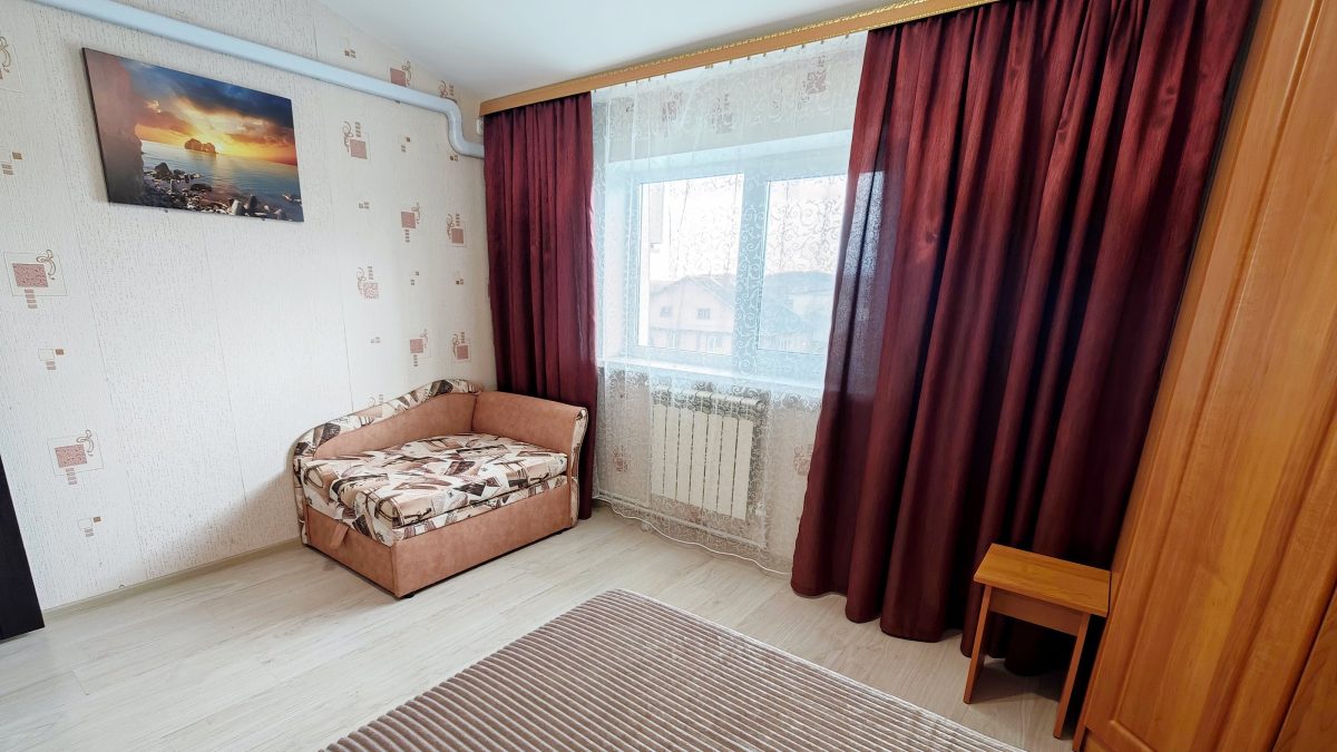 Двухспальная кровать шириной 140 см. и шкаф