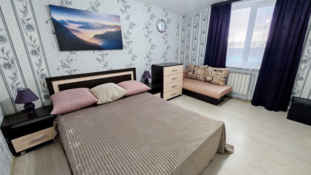 Двухспальная кровать шириной 140 см. и вид на озеро.