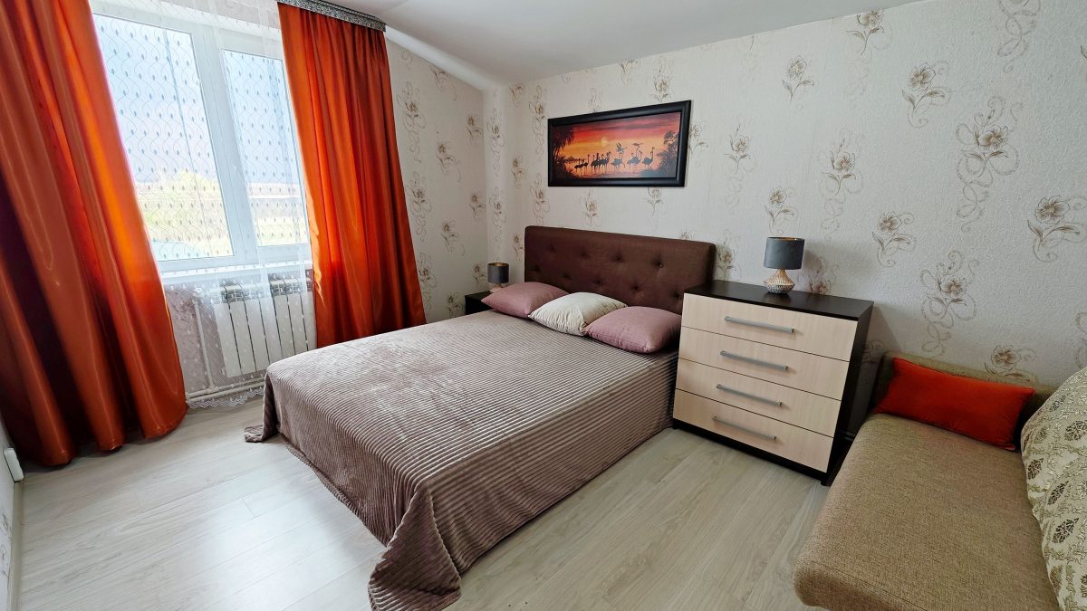 Большая двухспальная кровать шириной 160 см