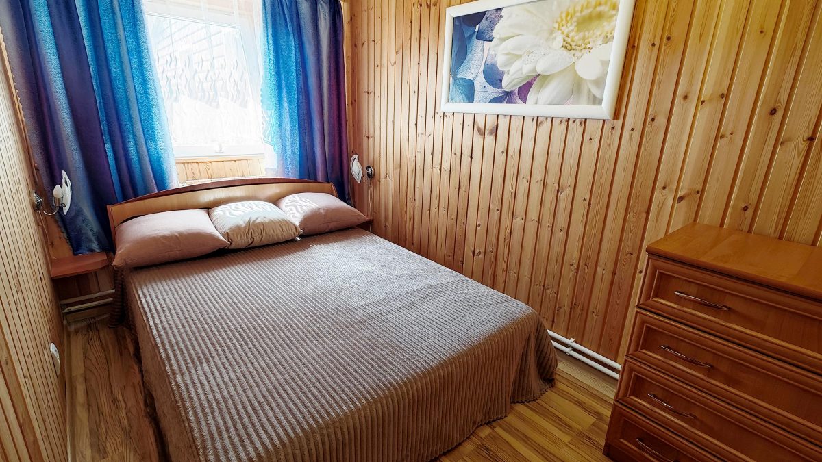 Двухспальная кровать шириной 140 см. и комод