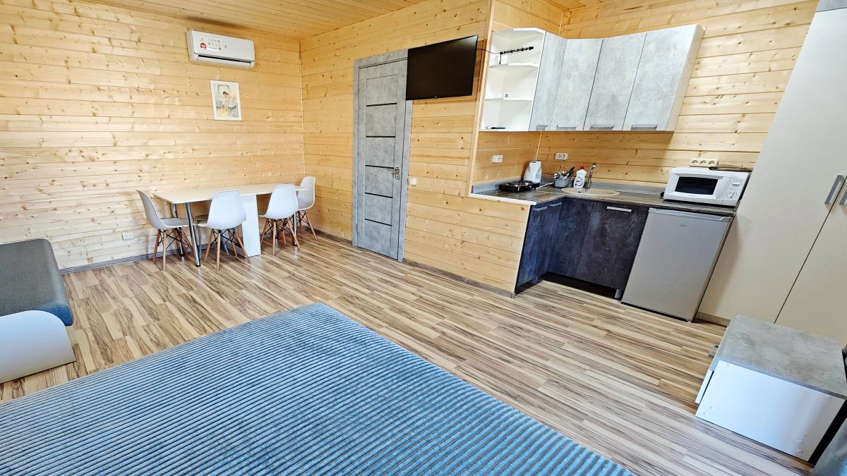 Кухня оборудована посудой и техникой