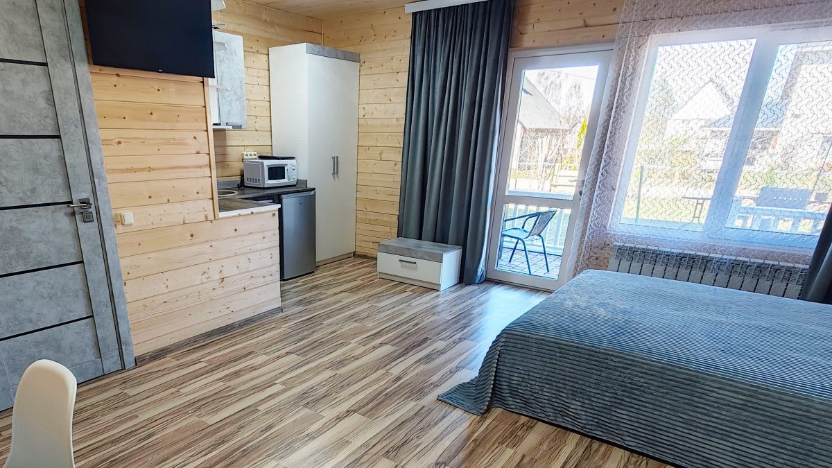 Большая двухспальная кровать шириной 160 см.