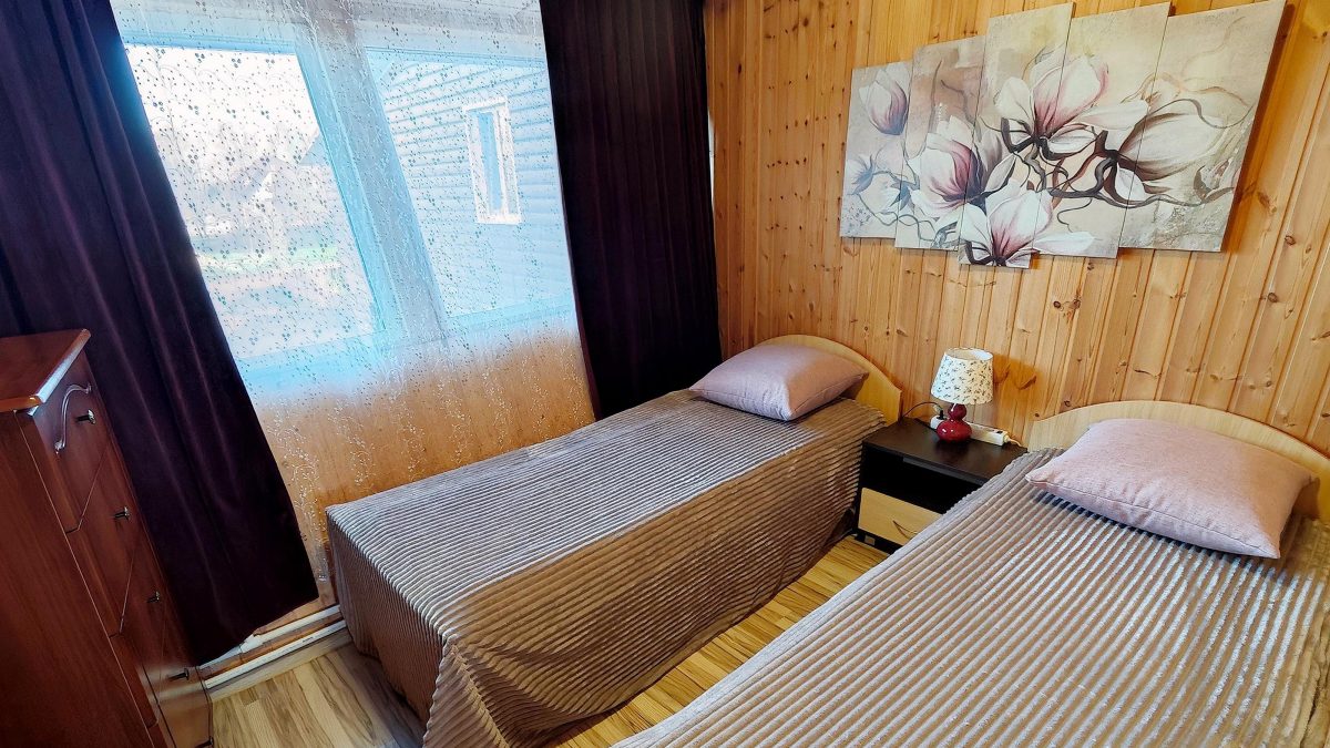 Две односпальных кровати и  комод 