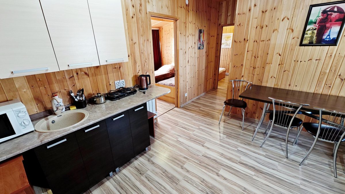 Кухня-гостиная оборудована посудой и техникой