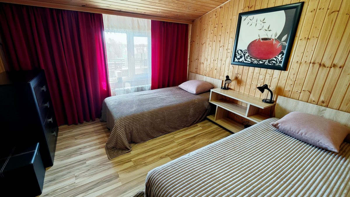 Две односпальных кровати, комод, вид на озеро.