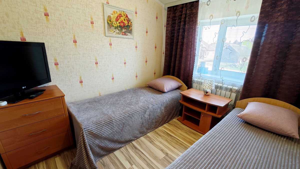 Две односпальные кровати, комод и телевизор