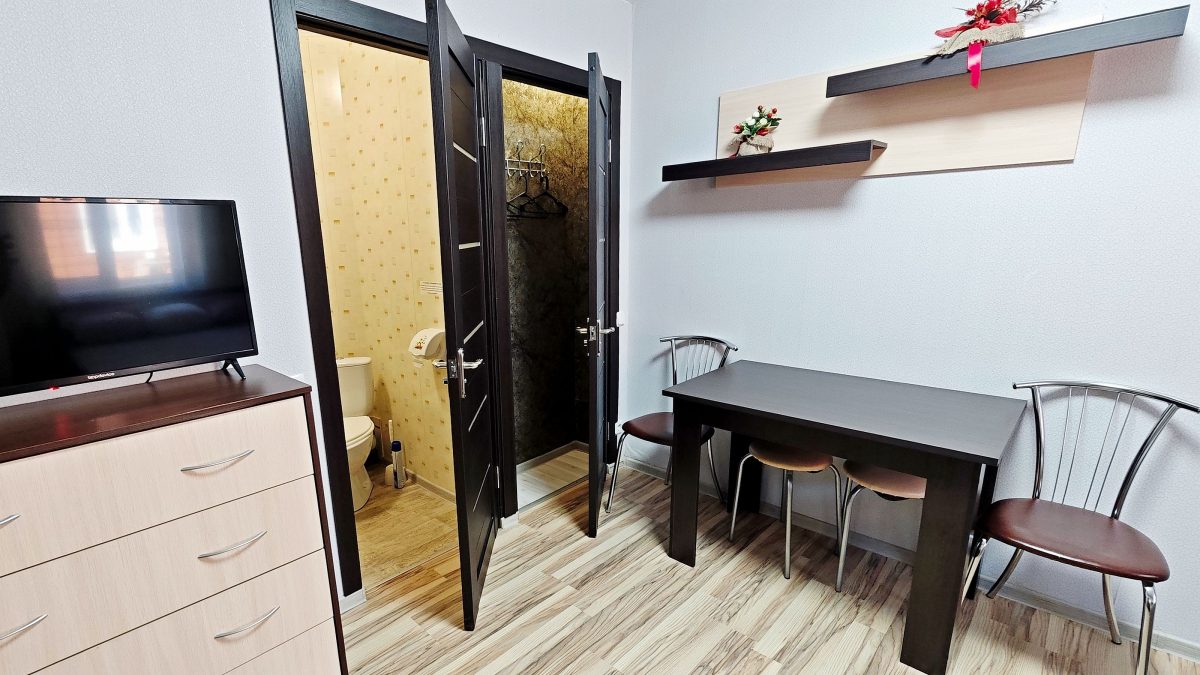 Интернет, телевизор (8 каналов), стол, стулья