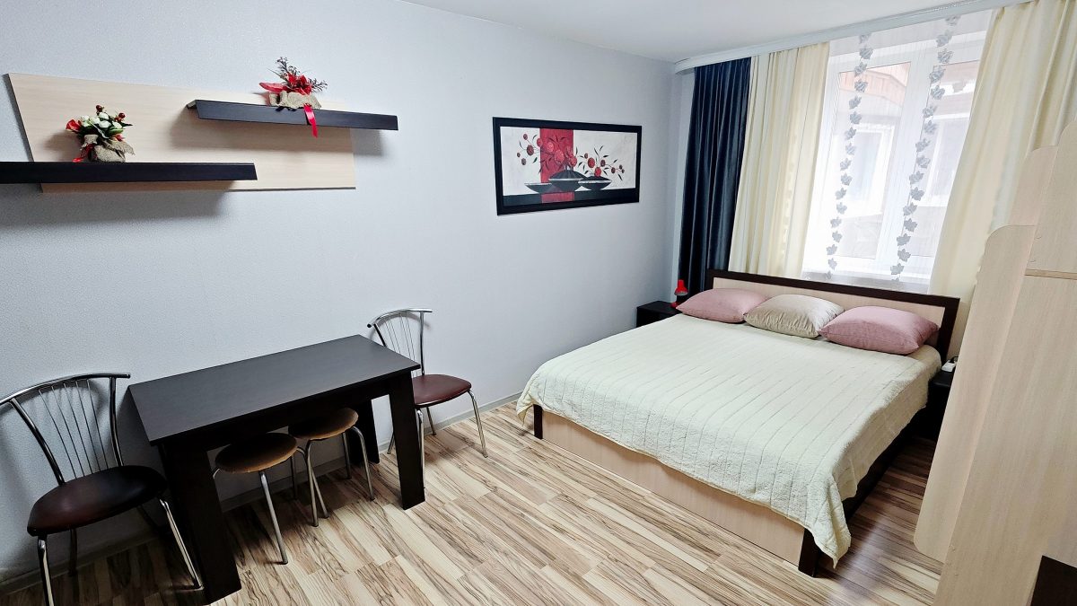 Большая двухспальная кровать шириной 160 см.