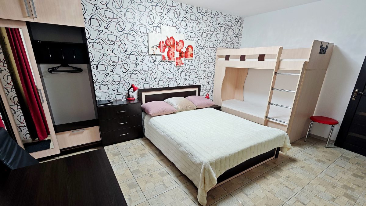 Двухспальная кровать шириной 140 см.