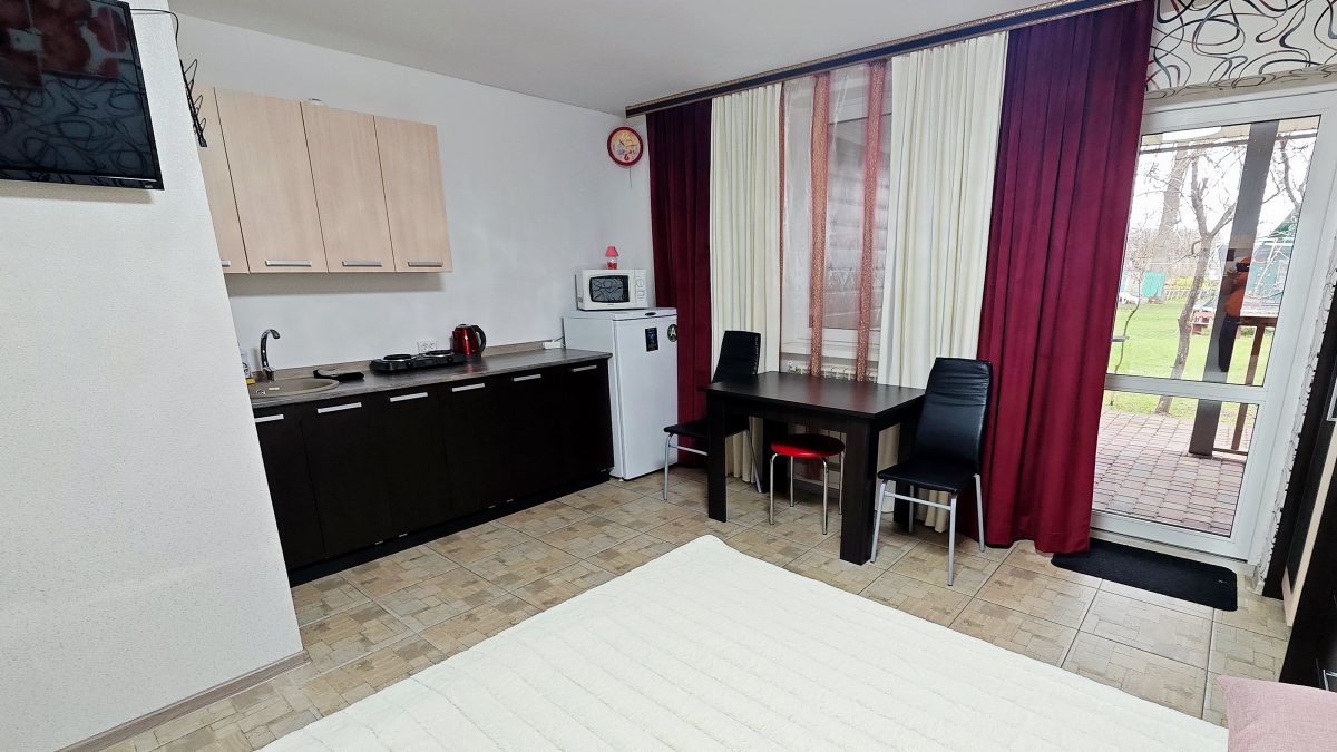 Кухня оборудована посудой и столовыми приборами