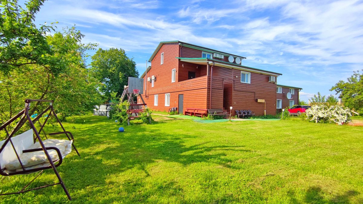 Вход и стоянка находятся с этой стороны здания