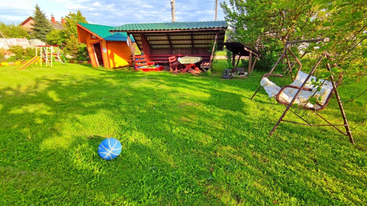 Ближайшая беседка и мангал находятся от апартаментов на расстоянии около 20 метров