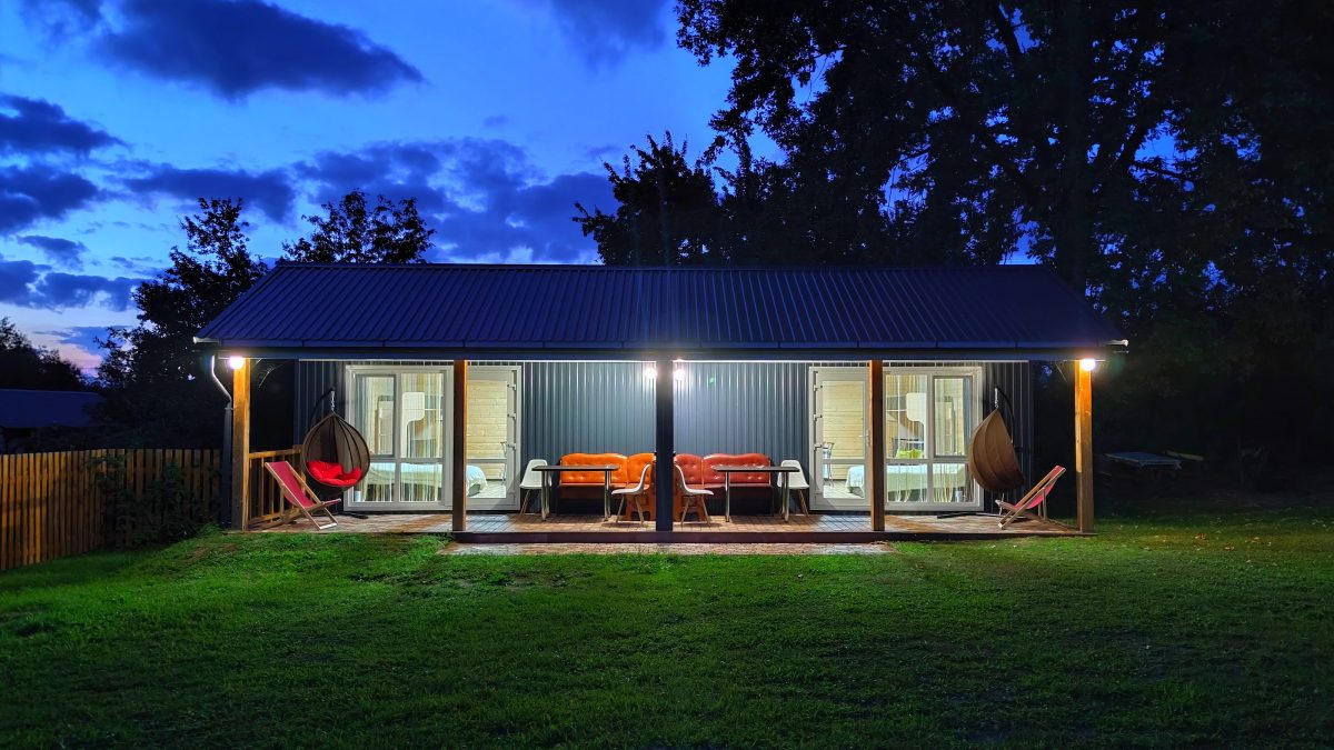 Дом состоит из двух смежных домиков-студий, расположенных рядом. Фиолетовый и Коричневый домик имеют зеркальную планировку и отличаются только цветом штор и картинами. Стоянка рядом в 20 метрах