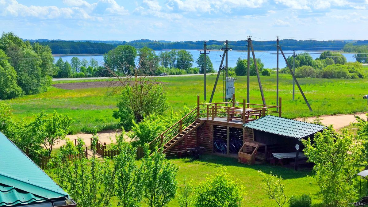 До ближайшего озера Неспиш около 300 метров