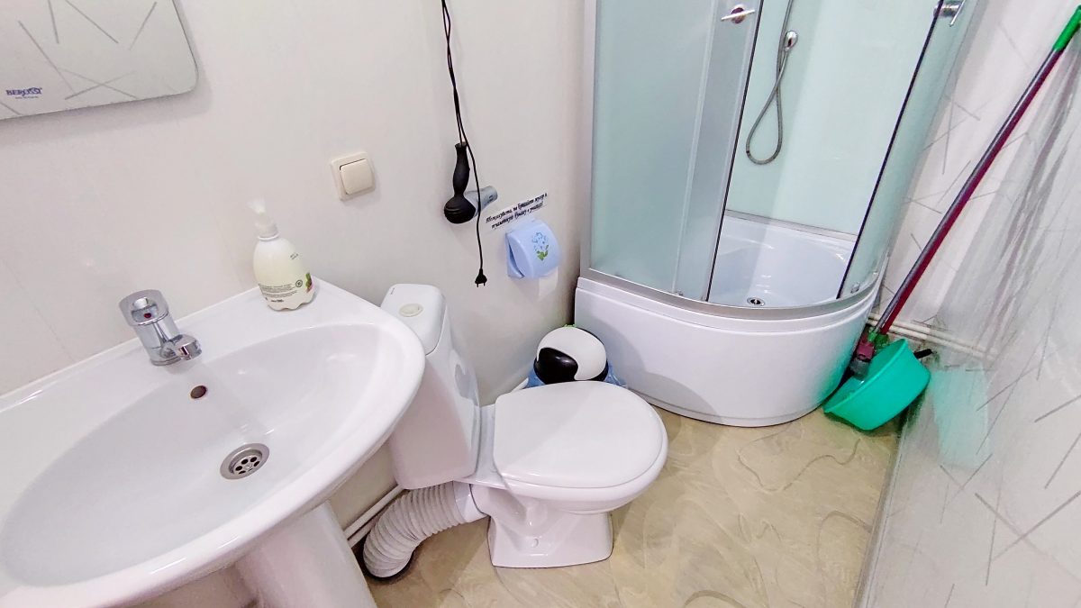 В ванной комнате полотенца, фен, сушилка и т.д.