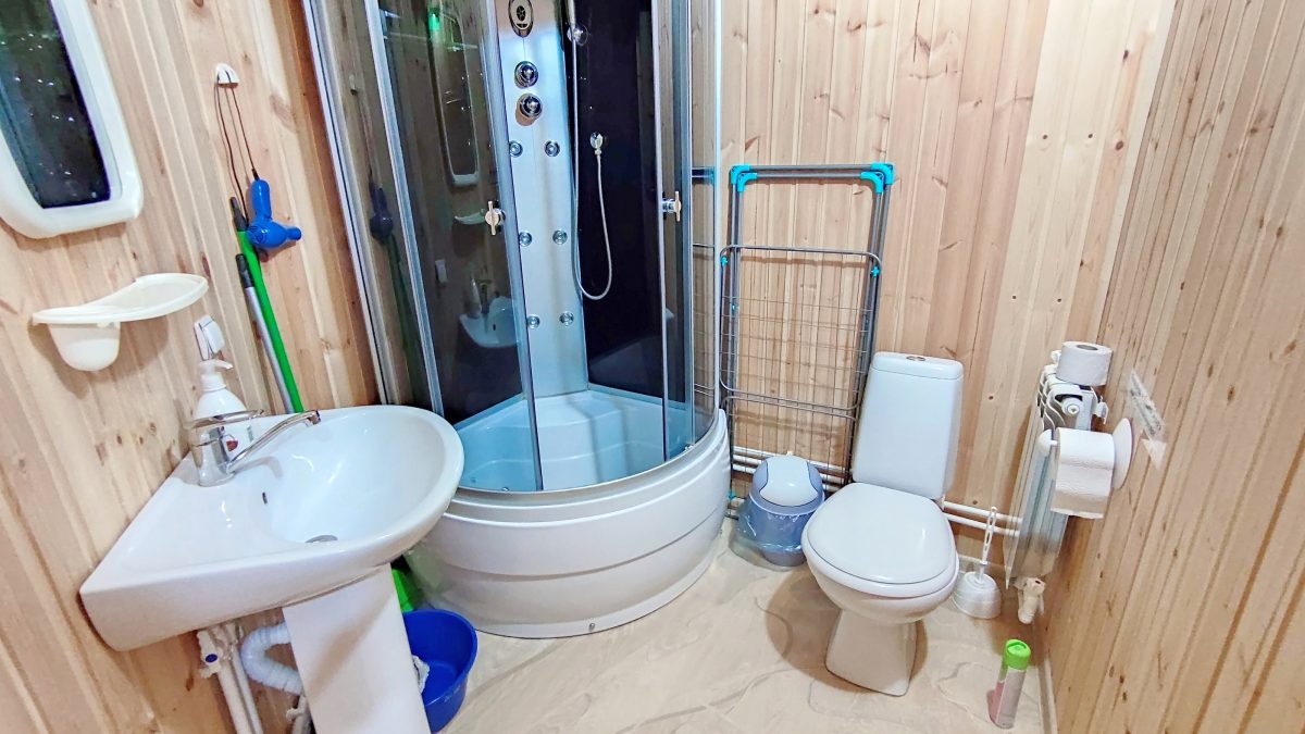 Сиреневые апартаменты. В ванной комнате полотенца, фен, сушилка и т.д.