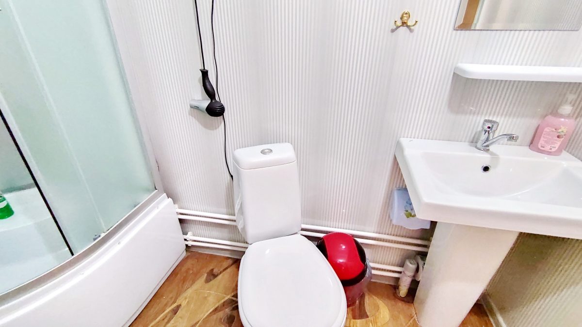 В ванной комнате полотенца, фен, сушилка и т.д.